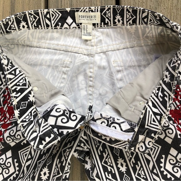 Forever 21 Premium Denim Black & White w/Red Embroidery on Aztec Design Size 26 - Picture 5 of 8